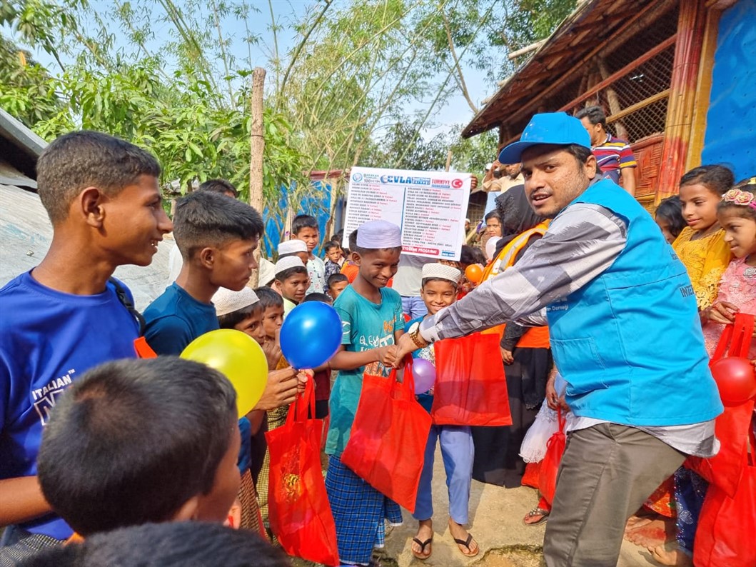 Arakan Kamplar 100 Yetim Giydirme Program EVLA NSAN YARDIM