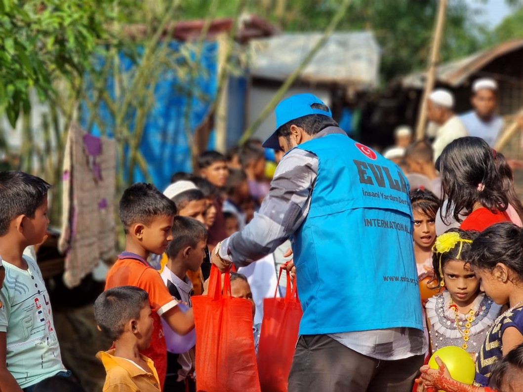 Arakan Kamplar 100 Yetim Giydirme Program EVLA NSAN YARDIM