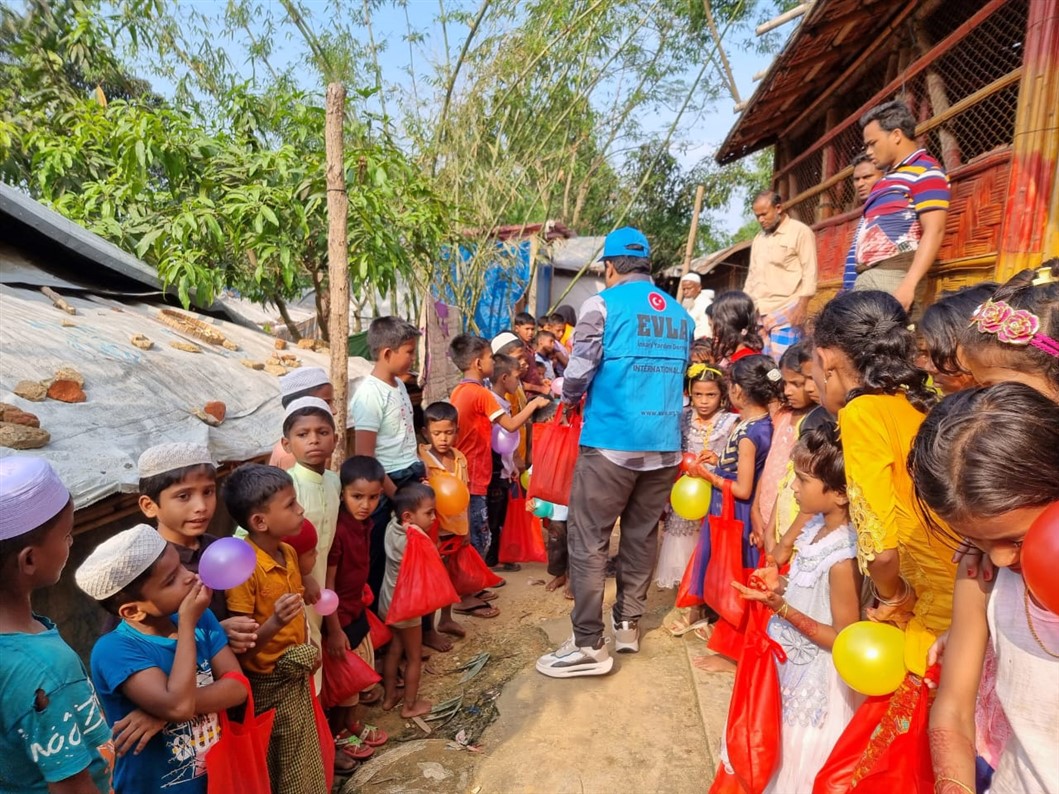 Arakan Kamplar 100 Yetim Giydirme Program EVLA NSAN YARDIM